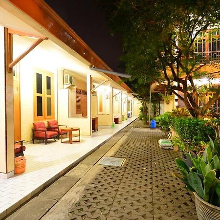 Hotel Paviljoen Surabaya Exterior photo