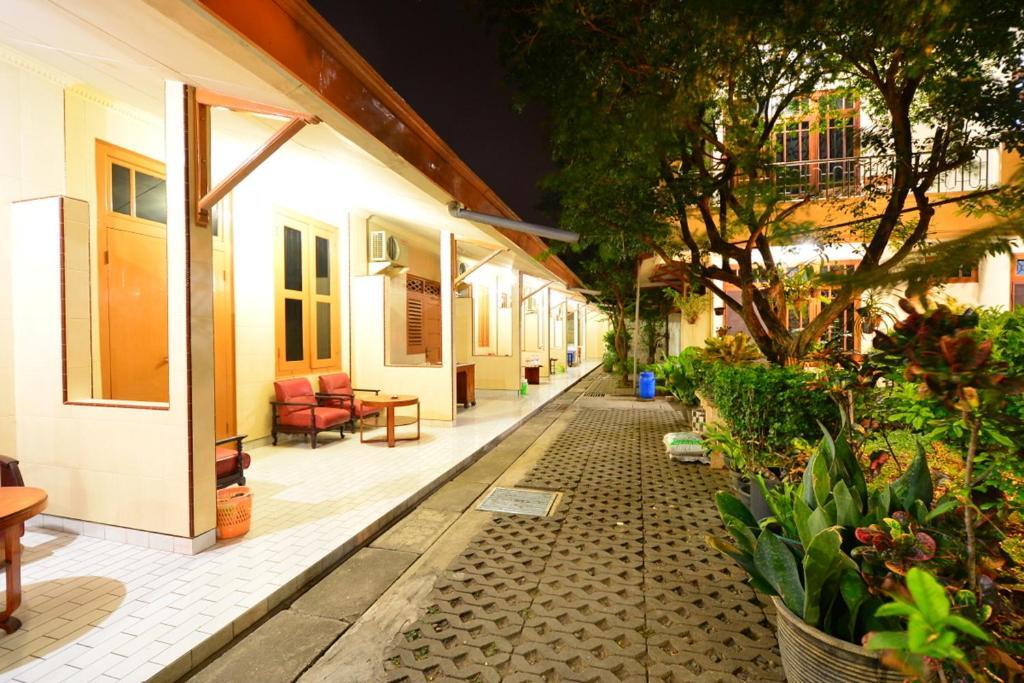 Hotel Paviljoen Surabaya Exterior photo